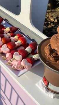 alquiler catering pinchos fresas con chocolate